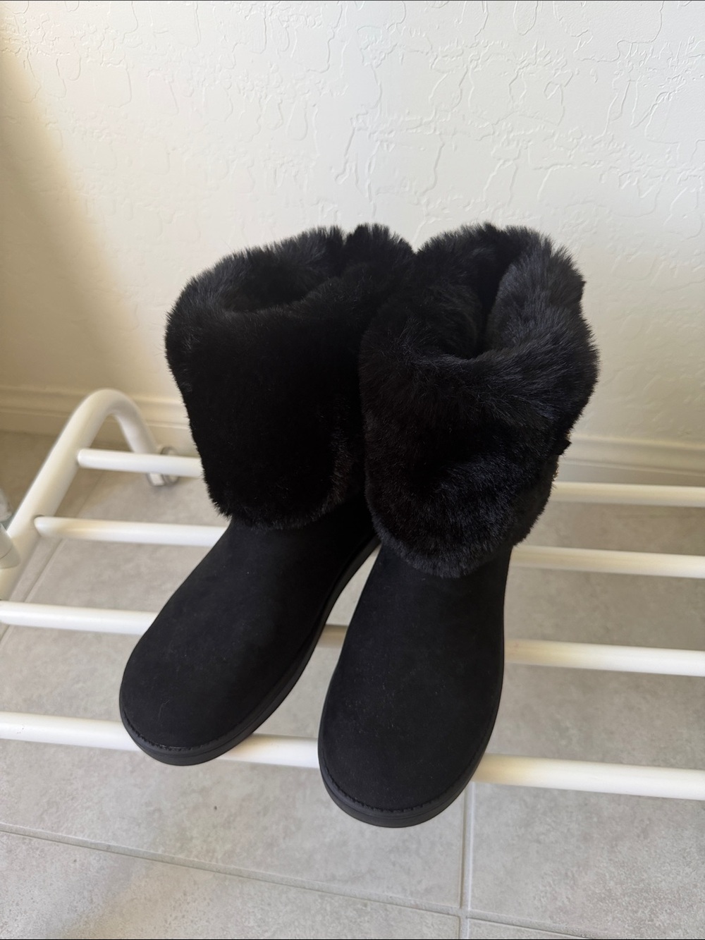 Guess Women's Black Faux Fur Cuff Winter Boots